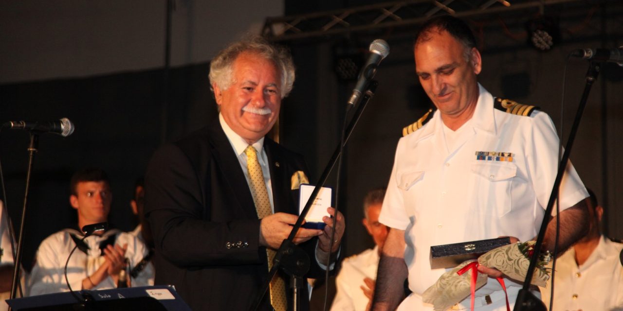 Αποθεώθηκε η Μπάντα  του Πολεμικού Ναυτικού  σε τρεις μεγάλες συναυλίες στη Θεσσαλία με τίτλο “Ραντεβού στα Sixties”-  Χιλιάδες θεατές στις τρεις συναυλίες  Σκοπός των συναυλιών η στήριξη ευπαθών ομάδων –  Μια συνεργασία-θεσμός της Μπάντας ΓΕΝ και του Δικτύου ‘ΠΕΡΡΑΙΒΙΑ” με σημαντικά αποτελέσματα