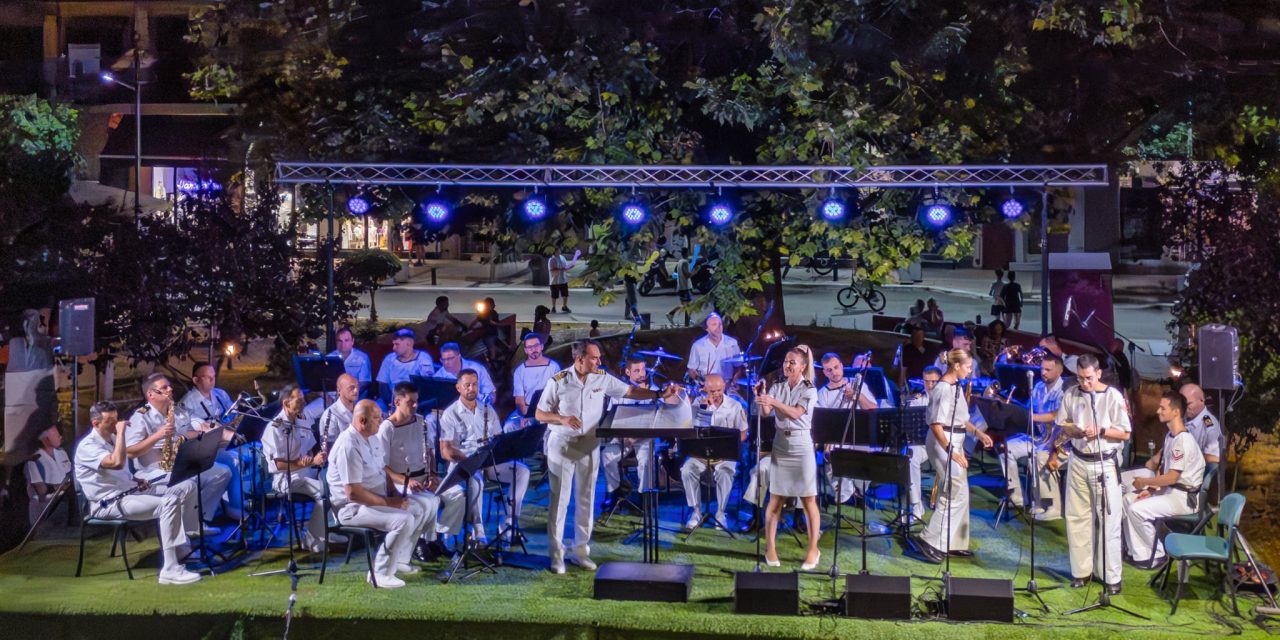 ΔΙΚΤΥΟ “ΠΕΡΡΑΙΒΙΑ”:Ο Αλμυρός «αποθέωσε» την περίφημη Μπάντα του Πολεμικού Ναυτικού  την Παρασκευή 13 Ιουνίου 2025 – «Βούλιαξε» η κεντρική πλατεία του Αλμυρού από χιλιάδες πολίτες- Σειρά συναυλιών με την Ορχήστρα Σύγχρονης Μουσικής της ΕΡΤ και τη Μπάντα του Πολεμικού Ναυτικού