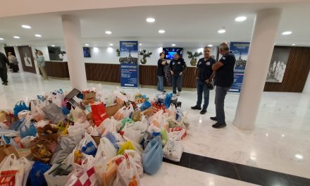 Συνεχίζεται η διανομή τροφίμων σε ευαγή ιδρύματα του Βόλου  Από το Δίκτυο «Περραιβία», το Ευρωπαϊκό Ινστιτούτο Πολιτισμού, την Π.Ε. Μαγνησίας και το Επιμελητήριο Μαγνησίας – Συγκεντρώθηκαν στη μεγάλη συναυλία της Μπάντας ΓΕΝ στο Βόλο